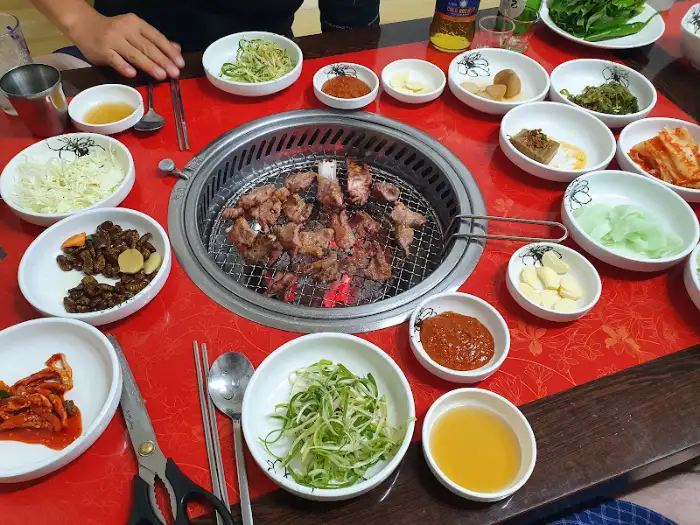 식탁에 차려진 음식들