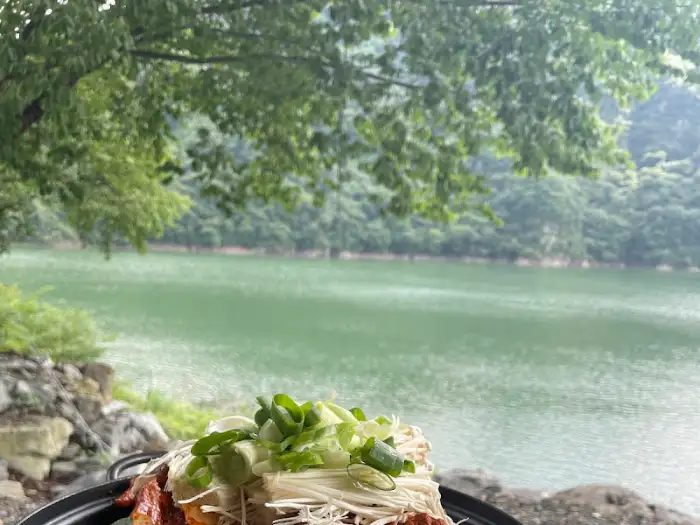 음식과 풍경이 함께 담긴 사진