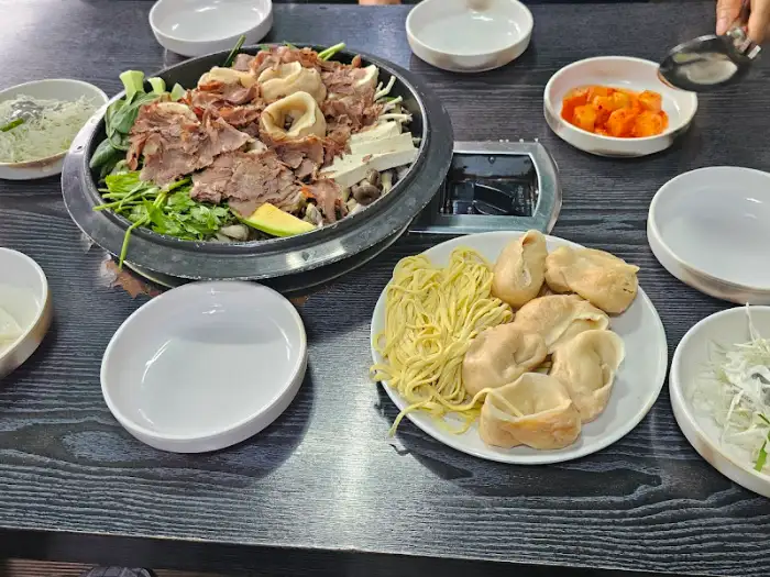 테이블 가득 차려진 음식들