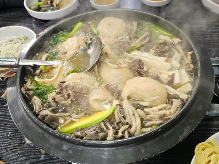 끓고 있는 만두전골 냄비