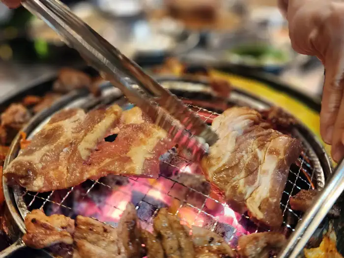 숯불 위에서 지글지글 구워지는 돼지 왕갈비