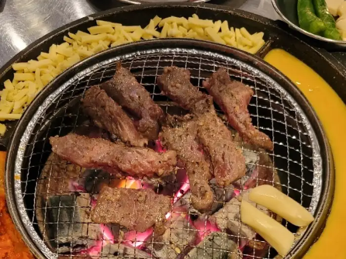 숯불 위에서 맛있게 익어가는 고기와 떡, 치즈