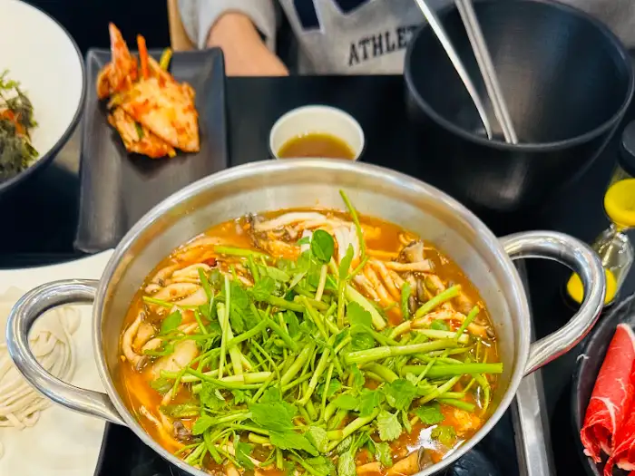 미나리와 버섯이 듬뿍 들어간 얼큰한 샤브샤브 육수