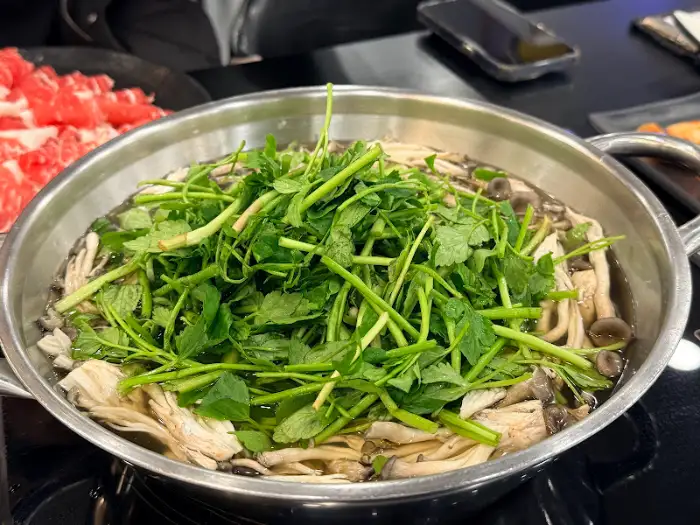 신선한 채소가 가득 올려진 샤브샤브 냄비