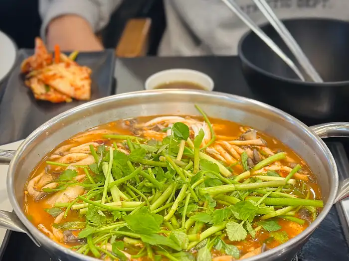 김치와 함께 곁들여진 칼국수 한 그릇