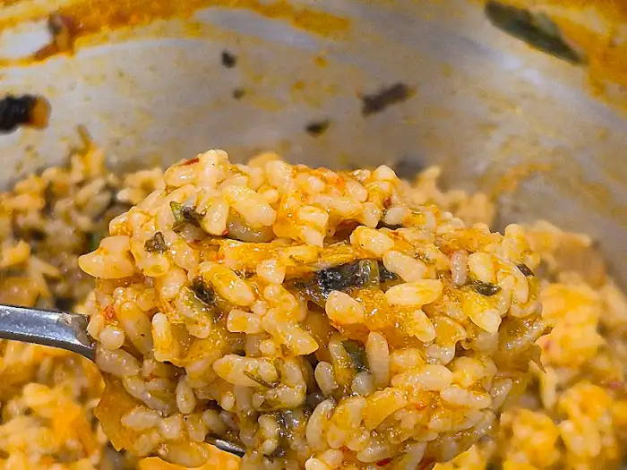 먹음직스럽게 볶아진 볶음밥