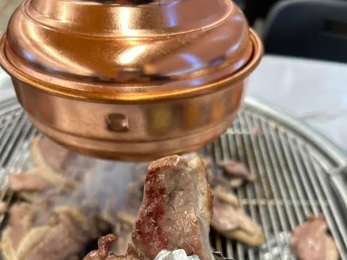 숯불 위에서 구워지고 있는 신선한 생오리