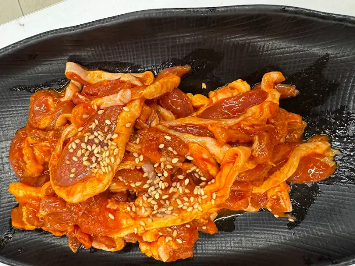 양념에 재워진 오리 주물럭