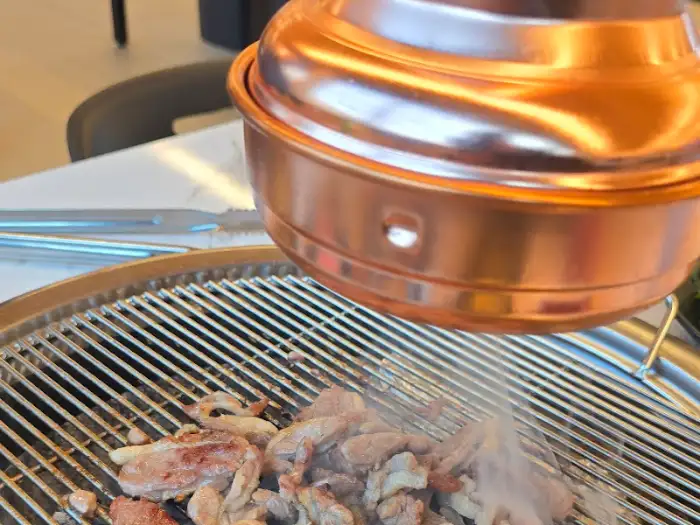 숯불 위에서 지글지글 익어가는 오리고기