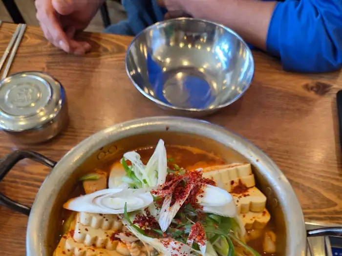 동태탕과 함께 제공되는 밥과 기본 찬