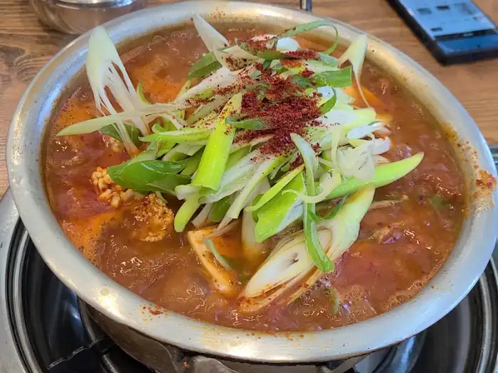 뜨겁게 끓고 있는 동태탕 냄비