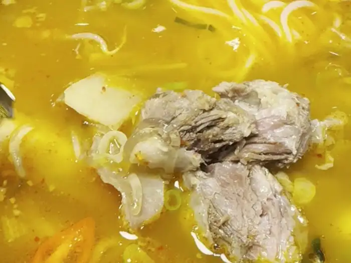 갈비탕 속 큼지막한 갈비 조각 클로즈업