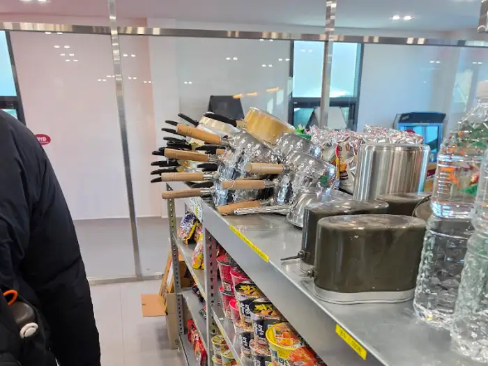 다양한 식료품과 캠핑용품이 진열된 웰컴투바베큐 마켓 내부