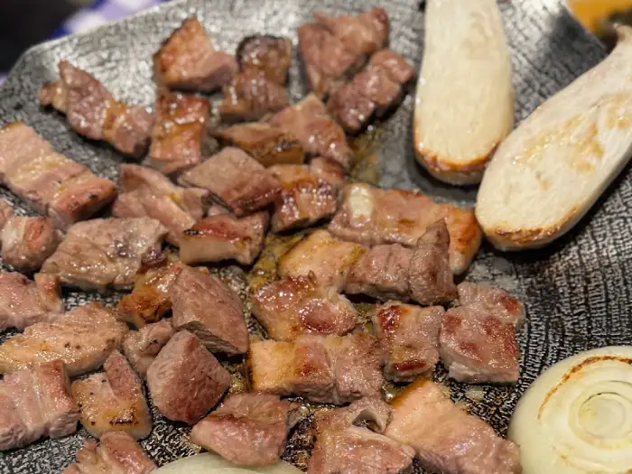 신선한 고기들이 먹음직스럽게 구워지고 있는 모습