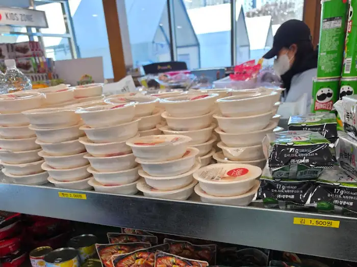 깔끔하게 진열된 즉석밥과 김 등 다양한 식료품들