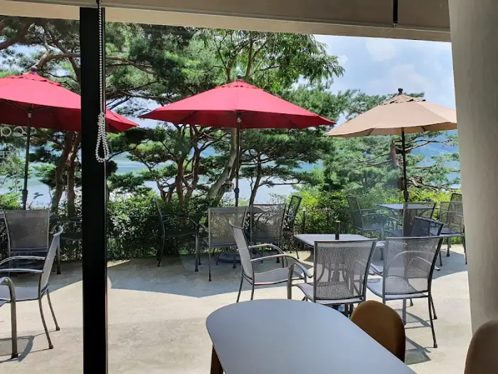 야외 테라스 테이블과 파라솔