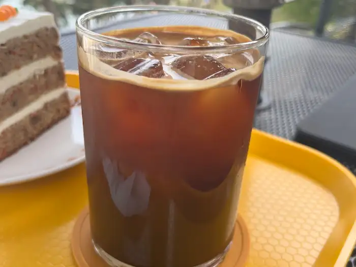 아이스 아메리카노와 당근 케이크