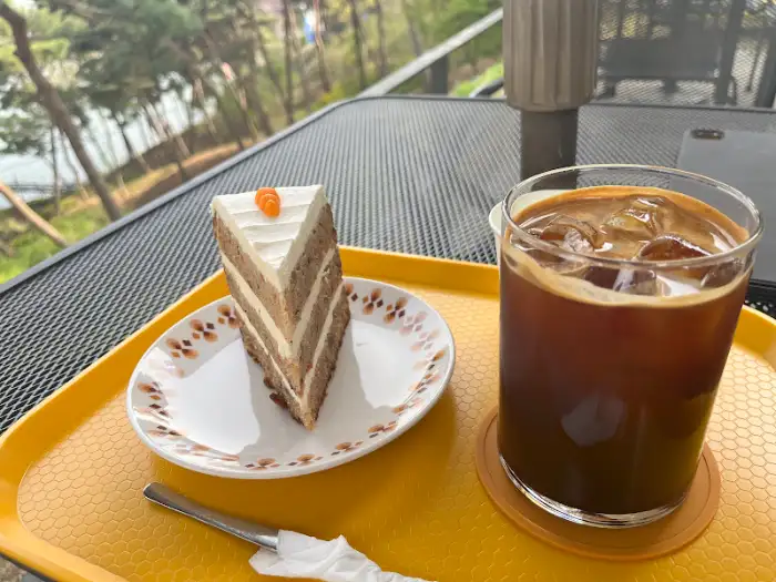 아이스 아메리카노와 당근 케이크 클로즈업