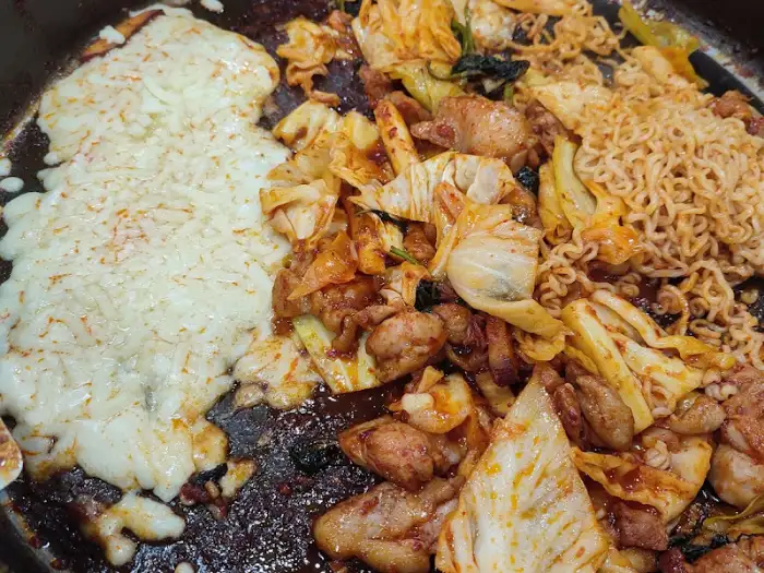 맛있게 익어가는 닭갈비와 사리