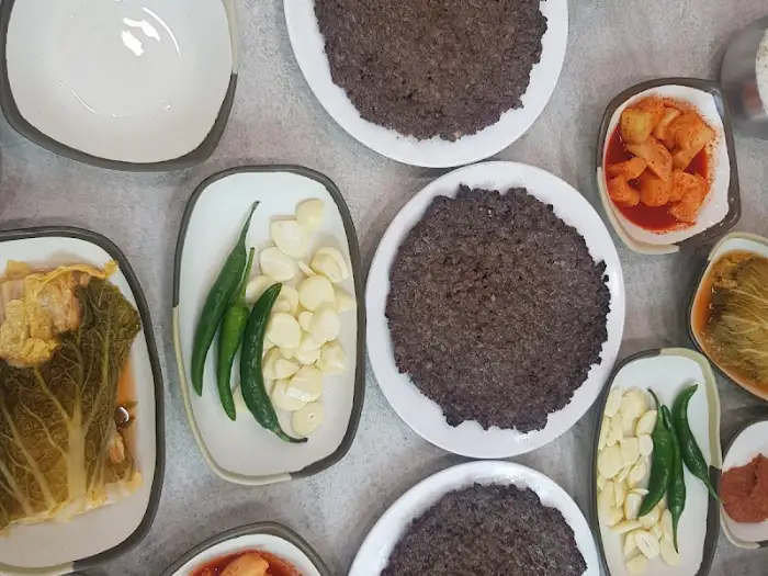 다양한 밑반찬과 곁들임 채소