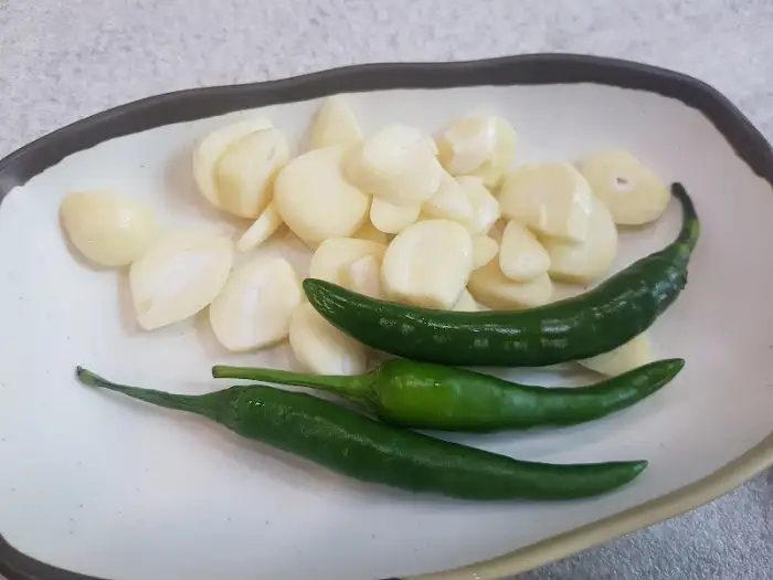 석쇠 불고기와 곁들일 마늘과 고추