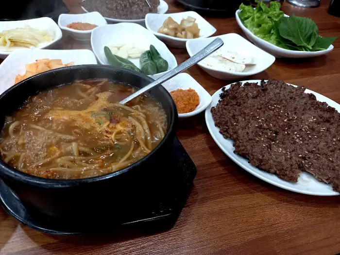 뜨끈한 소고기 국밥과 석쇠 불고기 한상차림