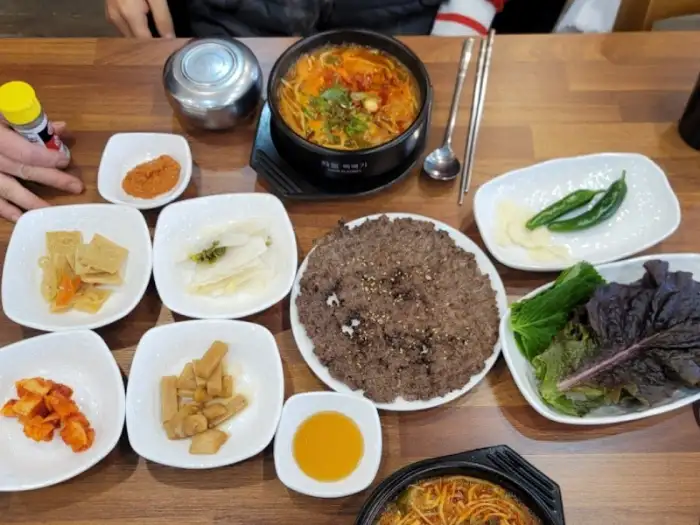 다양한 밑반찬과 함께 놓인 식사