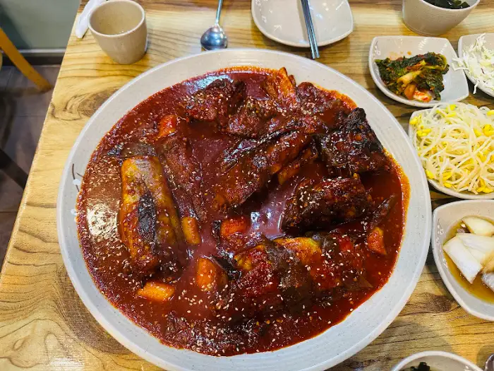 명태찜과 반찬들