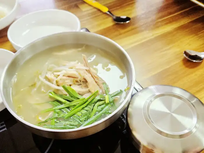 김이 모락모락 나는 닭곰탕 국물 클로즈업