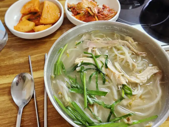 닭곰탕에 밥을 말고 있는 모습