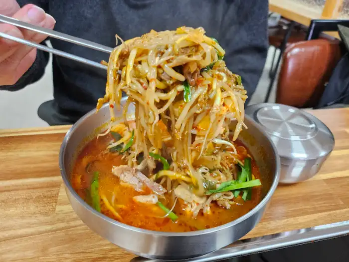 비빔양념에 버무려진 초계국수 한 젓가락