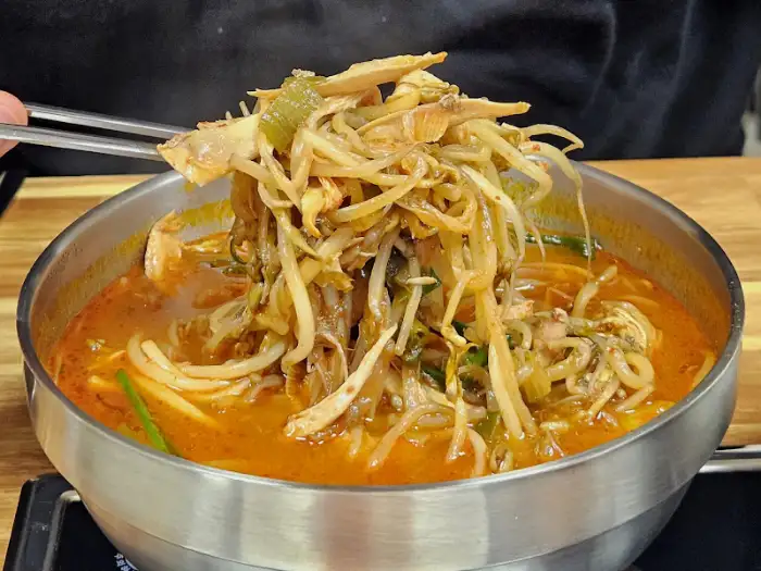 초계국수를 집어 올리는 모습