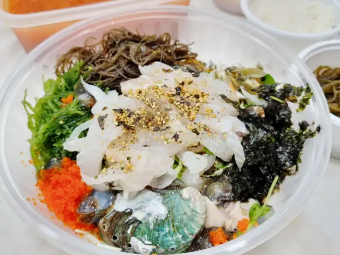 물회 속 다양한 해산물과 채소