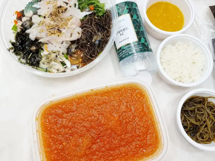 포장된 물회와 밥, 소스 등