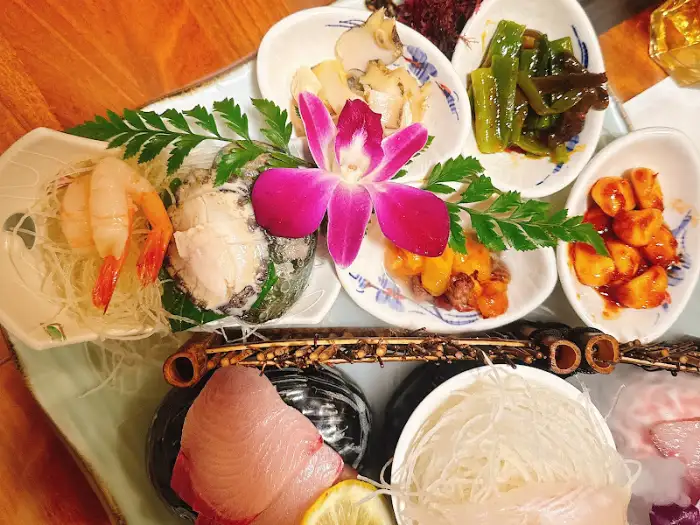 다양한 종류의 사시미와 곁들임 찬