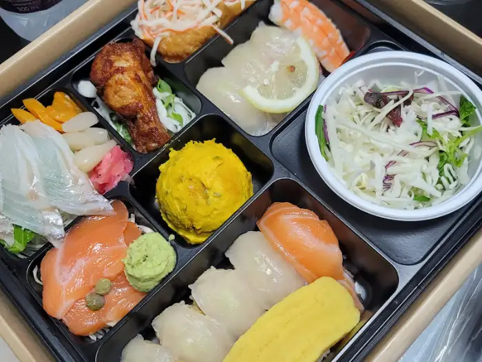 도시락 구성 중 일부 (사시미, 초밥 등)