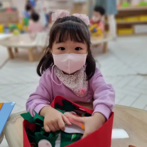 마스크를 쓴 귀여운 어린 아이