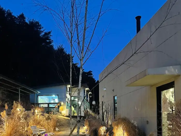 겨울 저녁, 조명이 켜진 대정연가 외부