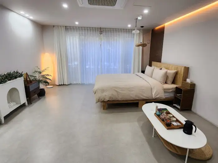 깔끔하고 안락한 객실 내부