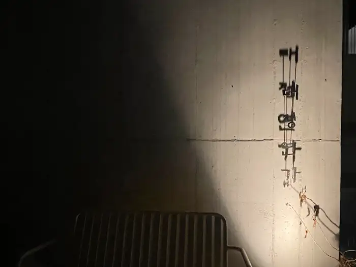 외벽에 드리워진 그림자