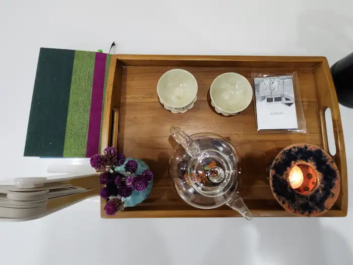 테이블 위 정갈하게 차려진 티 세트