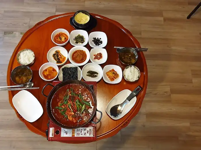 다양한 반찬과 함께 차려진 한상차림