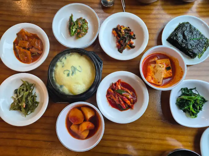 푸짐한 생선구이와 다양한 밑반찬들 (클로즈업)