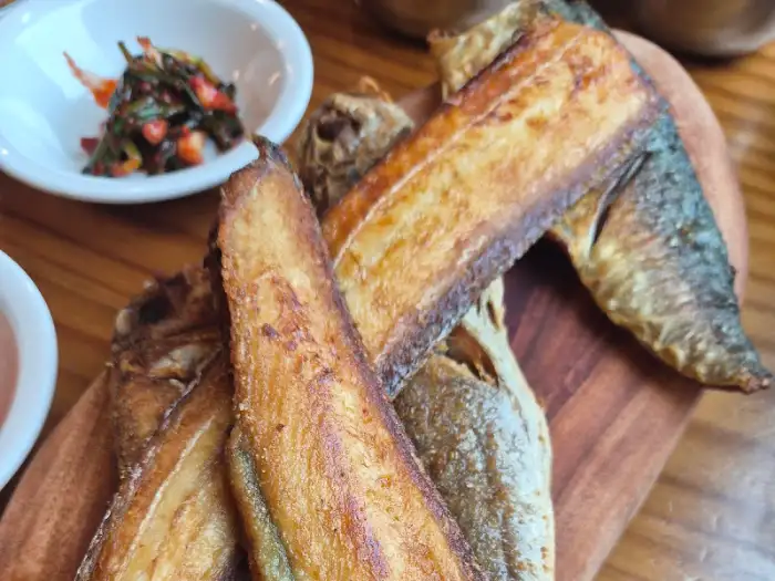 다양하게 구워진 생선들의 근접샷