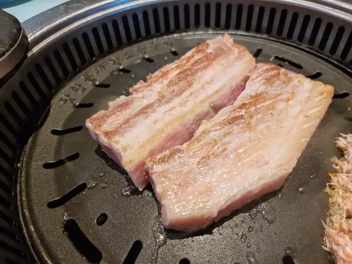 불판 위에서 지글지글 익어가는 삼겹살