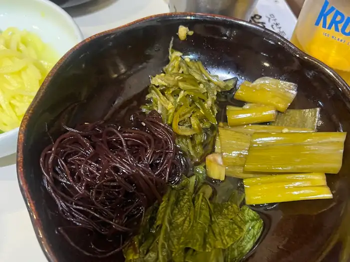 다양한 장아찌와 나물 반찬