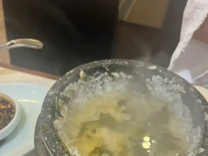 김이 모락모락 나는 돌솥밥