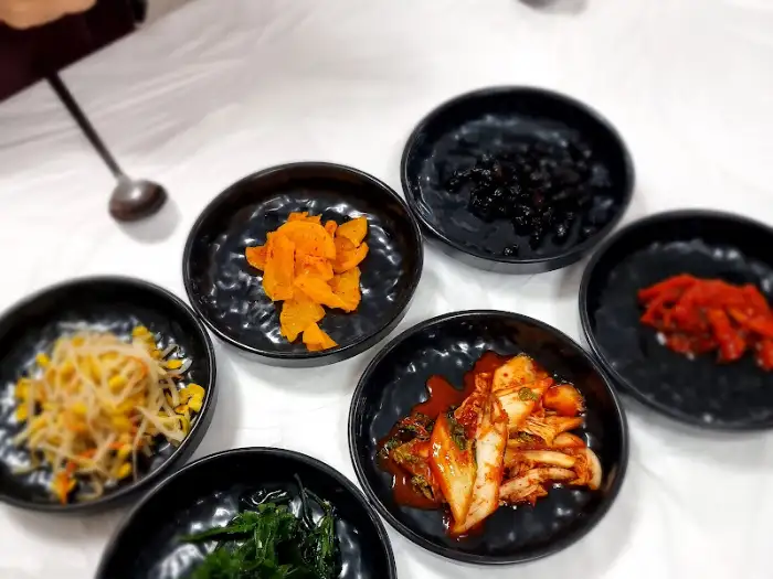 다양한 밑반찬이 담긴 그릇들