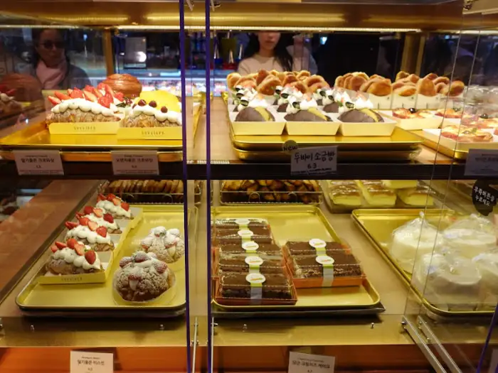 진열대에 놓인 빵들