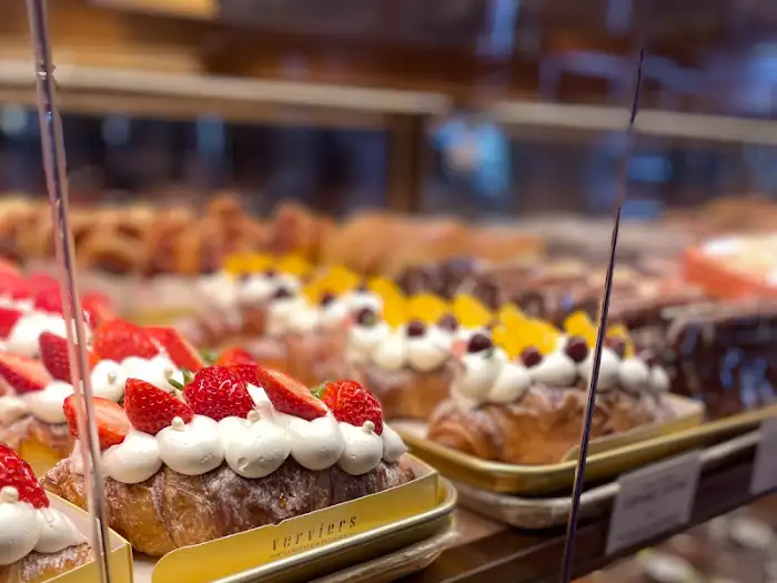 딸기 타르트와 여러 빵들